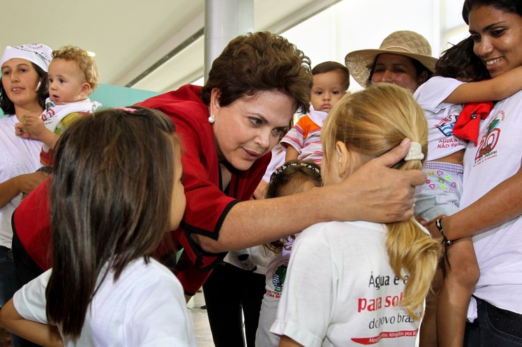 Presidenta Dilma Rousseff cumprimenta crianças durante encontro com mulheres do MAB