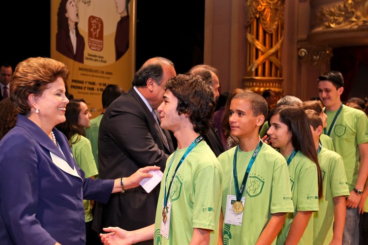 Dilma cumprimenta alunos medalhistas da 6ª Olimpíada Brasileira de Matemática das Escolas Públicas 1