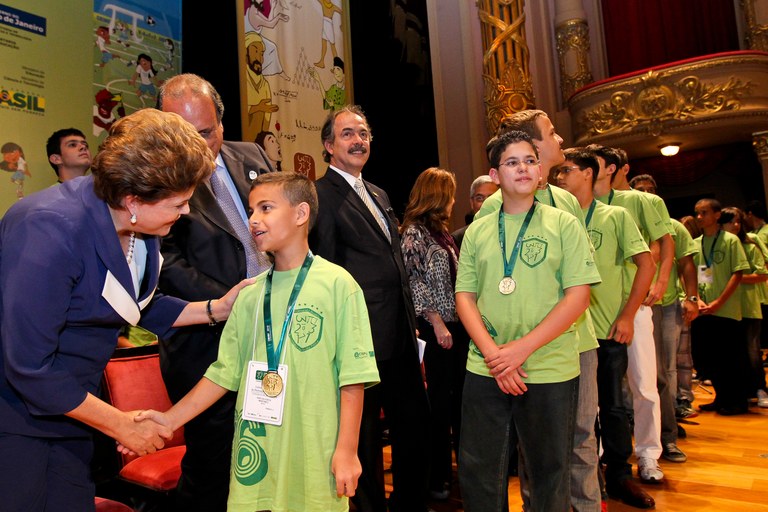Dilma cumprimenta alunos medalhistas da 6ª Olimpíada Brasileira de Matemática das Escolas Públicas 2 Dilma cumprimenta alunos medalhistas da 6ª Olimpíada Brasileira de Matemática das Escolas Públicas 2
