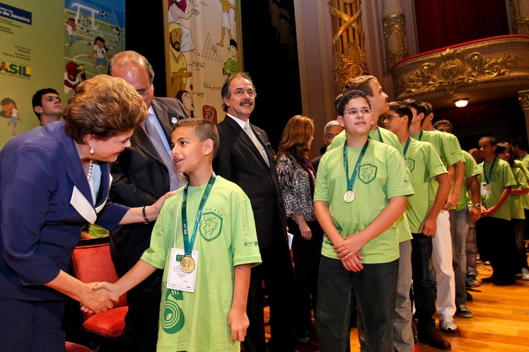 Dilma cumprimenta alunos medalhistas da 6ª Olimpíada Brasileira de Matemática das Escolas Públicas 2