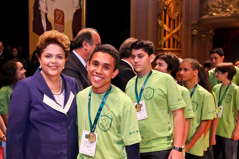 Dilma posa para foto com alunos medalhistas da 6ª Olimpíada Brasileira de Matemática das Escolas Públicas Dilma posa para foto com alunos medalhistas da 6ª Olimpíada Brasileira de Matemática das Escolas Públicas