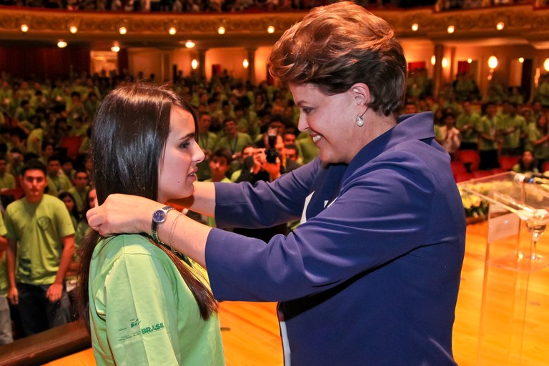 Dilma Rousseff condecora Laura Ribeiro Franco, deficiente visual Dilma Rousseff condecora Laura Ribeiro Franco, deficiente visual
