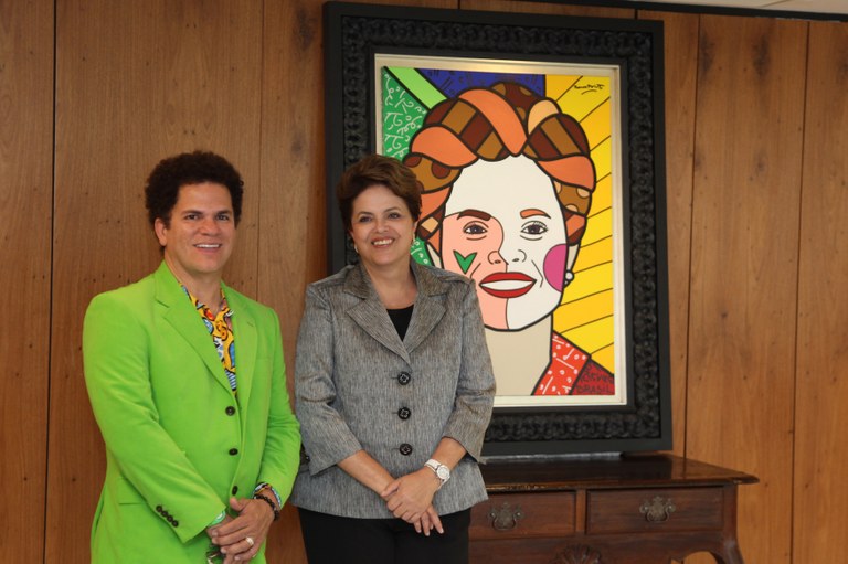 Dilma posa ao lado de quadro recebido do artista plástico Romero Britto