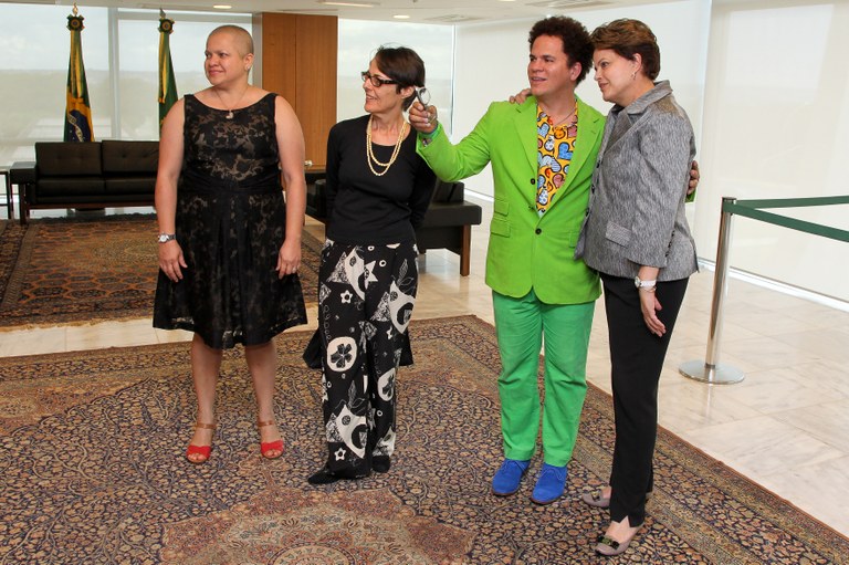 Dilma e ministra Ana de Hollanda recebem o artista plástico Romero Britto e sua irmã Roberta Britto Dilma e ministra Ana de Hollanda recebem o artista plástico Romero Britto e sua irmã Roberta Britto