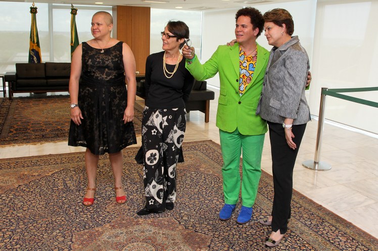 Dilma e ministra Ana de Hollanda recebem o artista plástico Romero Britto e sua irmã Roberta Britto