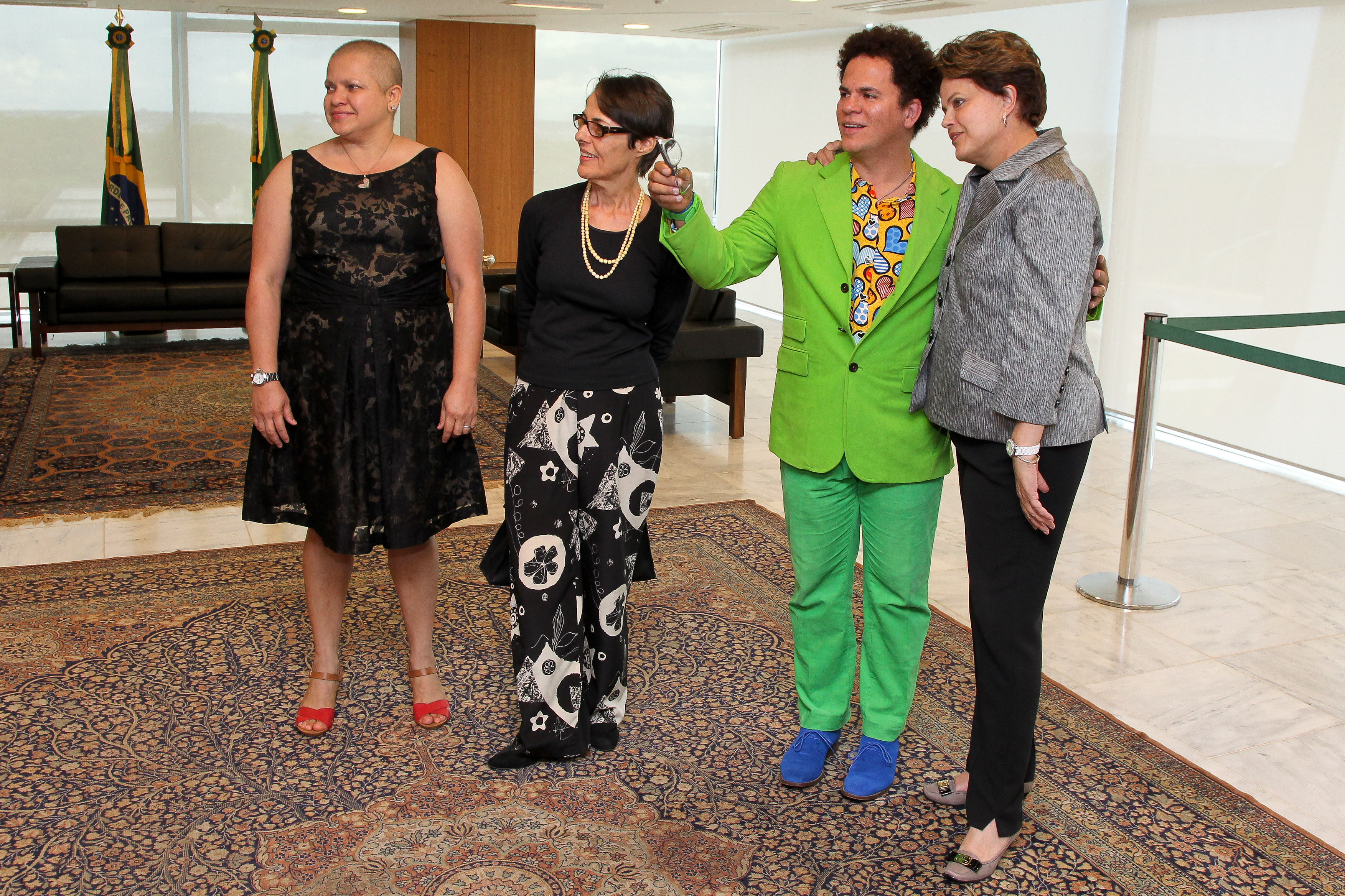 Dilma e ministra Ana de Hollanda recebem o artista plástico Romero Britto e sua irmã Roberta Britto
