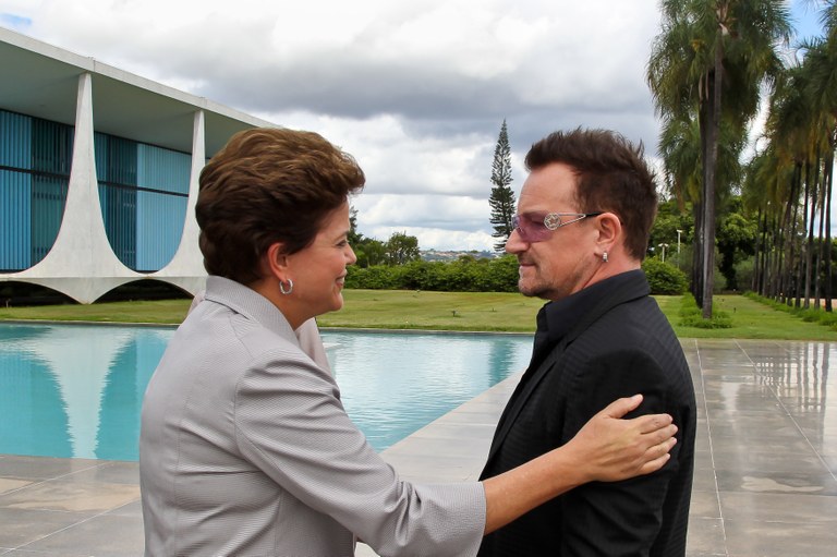 Dilma recebe o co-fundador da Fundação ONE, Bono Vox, e integrantes da banda U2 no Palácio da Alvorada 5 Dilma recebe o co-fundador da Fundação ONE, Bono Vox, e integrantes da banda U2 no Palácio da Alvorada 5