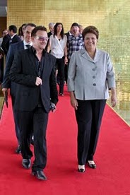 Dilma Rousseff e o vocalista da banda U2, Bono Vox, em encontro no Palácio da Alvorada 