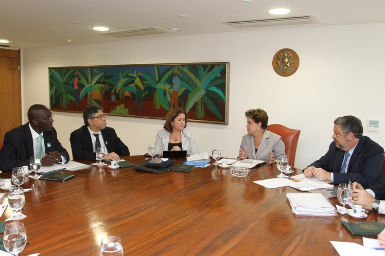 Dilma em reunião com vice-presidente do Banco Mundial, Otaviano Canuto, e o diretor do Banco Mundial para o Brasil, Makhtar Diop