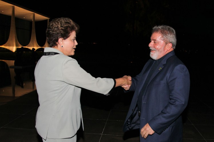 Presidenta Dilma Rousseff cumprimenta o ex-presidente Lula