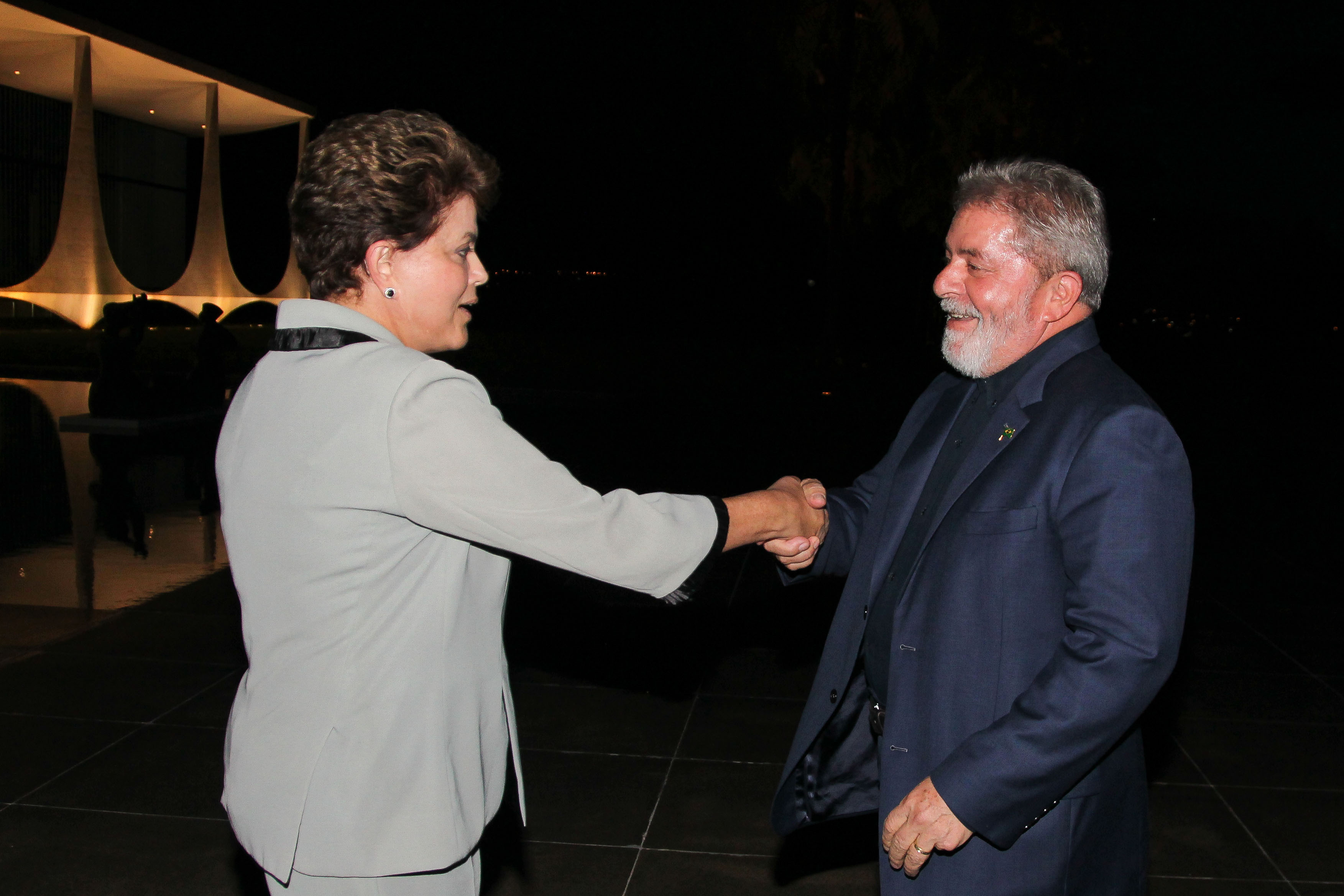 Presidenta Dilma Rousseff cumprimenta o ex-presidente Lula