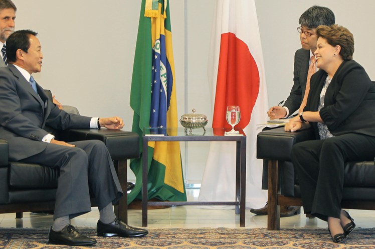 Dilma conversa com o ex-primeiro-ministro do Japão, Taro Aso, no Palácio do Planalto 2