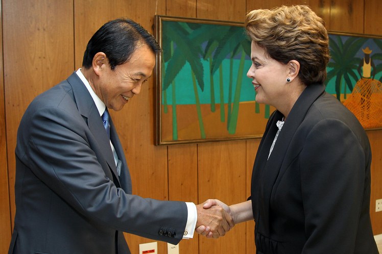 Dilma cumprimenta o ex-primeiro-ministro do Japão, Taro Aso, no Palácio do Planalto 2