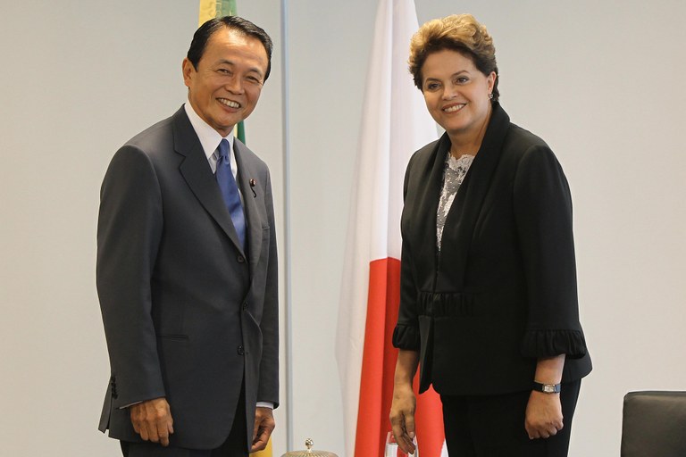 Dilma Rousseff e o ex-primeiro-ministro do Japão, Taro Aso, no Palácio do Planalto 3