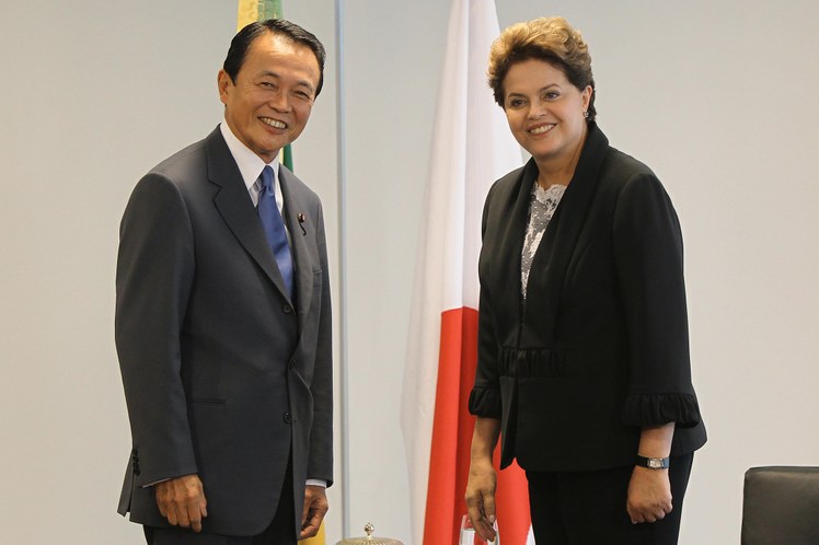 Dilma Rousseff e o ex-primeiro-ministro do Japão, Taro Aso, no Palácio do Planalto 3