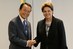 Dilma cumprimenta o ex-primeiro-ministro do Japão, Taro Aso, no Palácio do Planalto 1