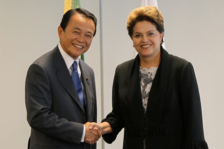 Dilma cumprimenta o ex-primeiro-ministro do Japão, Taro Aso, no Palácio do Planalto 1