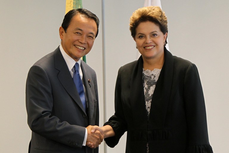 Dilma cumprimenta o ex-primeiro-ministro do Japão, Taro Aso, no Palácio do Planalto 1