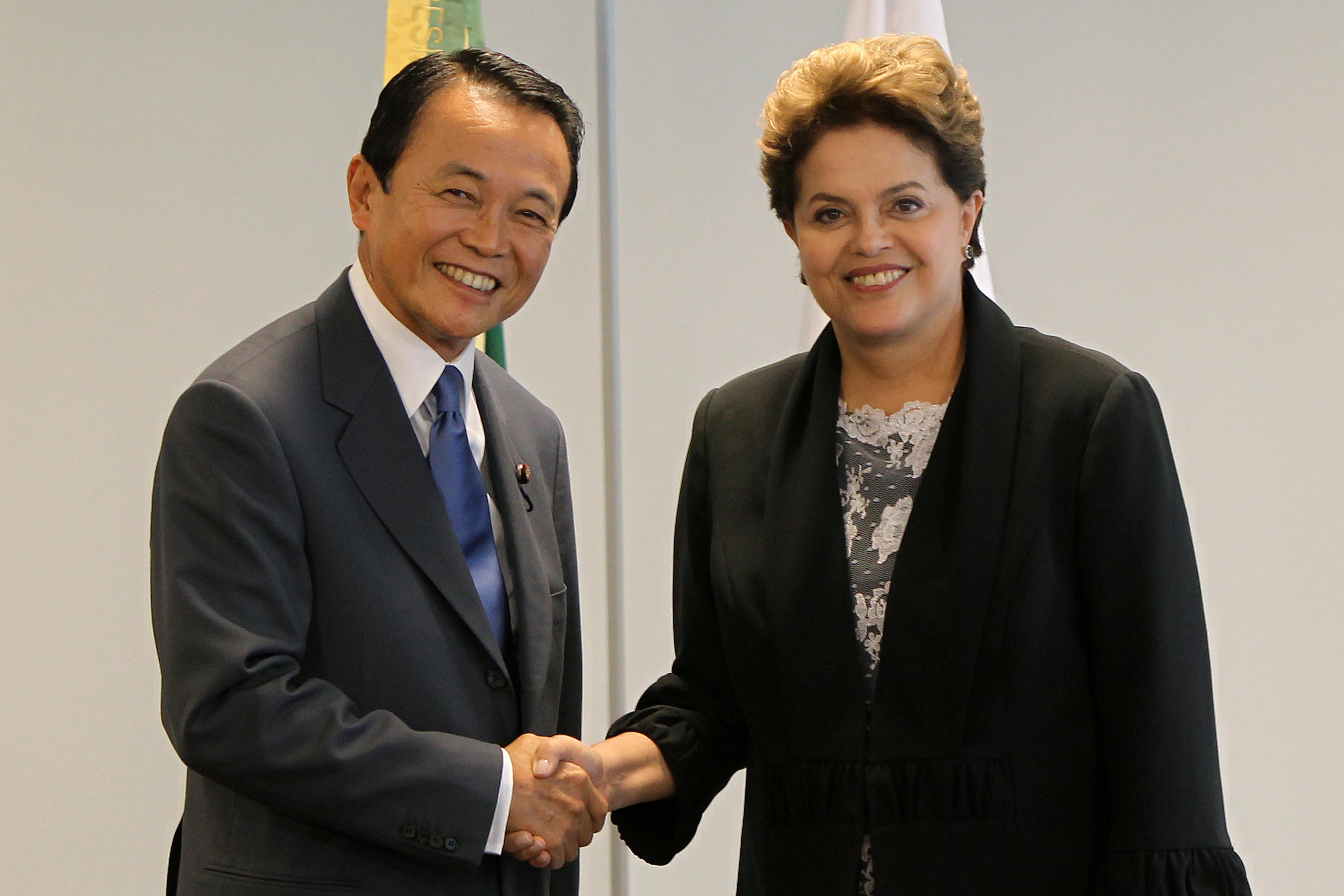 Dilma cumprimenta o ex-primeiro-ministro do Japão, Taro Aso, no Palácio do Planalto 1