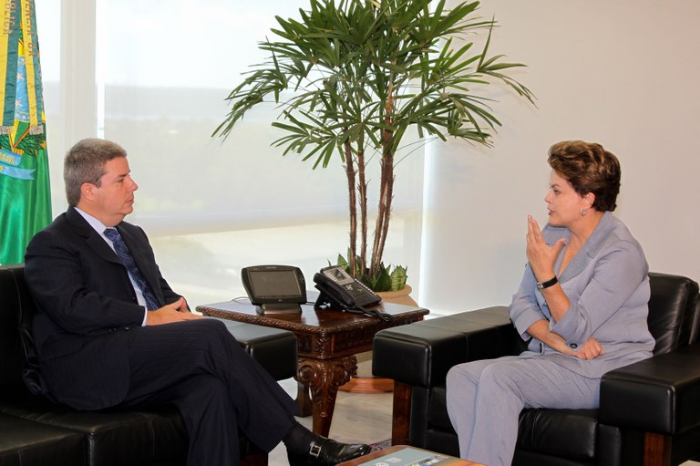 Dilma Rousseff em encontro com governador de Minas Gerais, Antonio Anastasia, no Palácio do Planalto 2