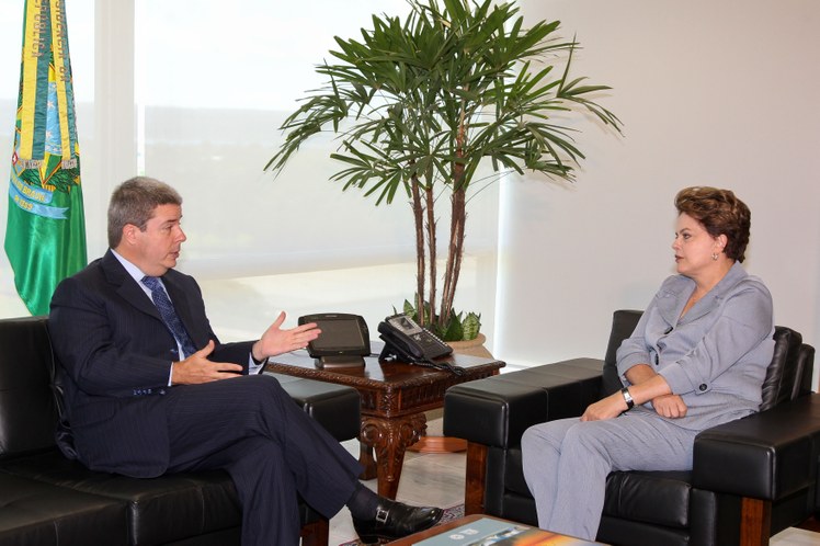 Dilma conversa com o governador de Minas Gerais, Antonio Anastasia, no Palácio do Planalto