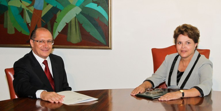 Dilma Rousseff conversa com o governador de São Paulo, Geraldo Alckmin, no Palácio do Planalto 5