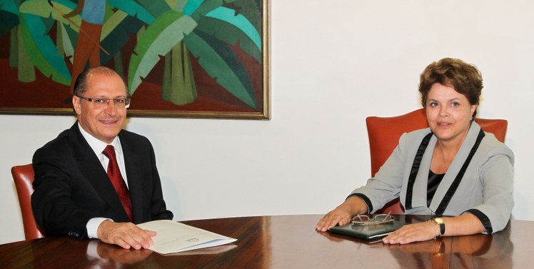 Dilma Rousseff conversa com o governador de São Paulo, Geraldo Alckmin, no Palácio do Planalto 5