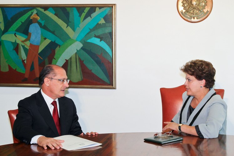 Dilma Rousseff conversa com o governador de São Paulo, Geraldo Alckmin, no Palácio do Planalto 1