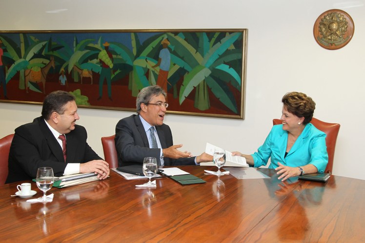 Dilma Rousseff conversa com governador de Sergipe, Marcelo Déda, e governador em exercício do Ceará, Domingos Gomes de Aguiar Filho 1