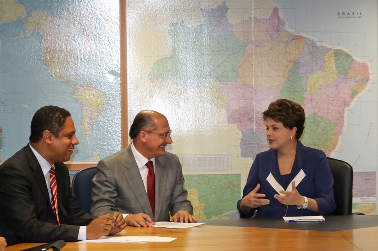 Dilma durante encontro em São Paulo com o ministro Orlando Silva, o governador Geraldo Alckmin e o prefeito Gilberto Kassab 4 Dilma durante encontro em São Paulo com o ministro Orlando Silva, o governador Geraldo Alckmin e o prefeito Gilberto Kassab 4