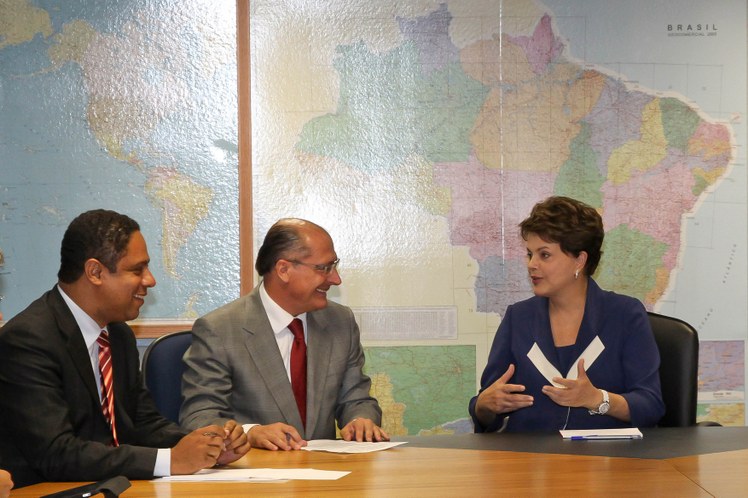 Dilma durante encontro em São Paulo com o ministro Orlando Silva, o governador Geraldo Alckmin e o prefeito Gilberto Kassab 4