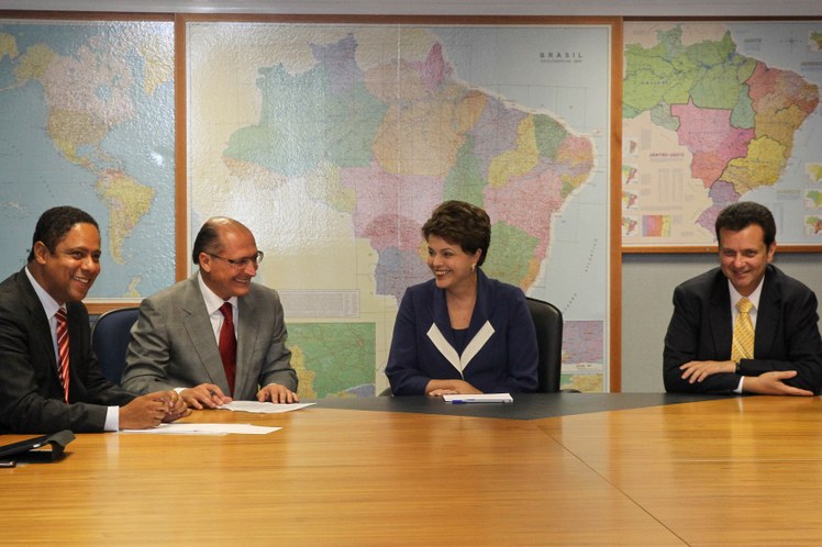 Dilma durante encontro em São Paulo com o ministro Orlando Silva, o governador Geraldo Alckmin e o prefeito Gilberto Kassab 2