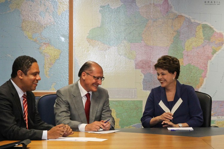 Dilma Rousseff conversa com o ministro Orlando Silva e o governador de São Paulo, Geraldo Alckmin