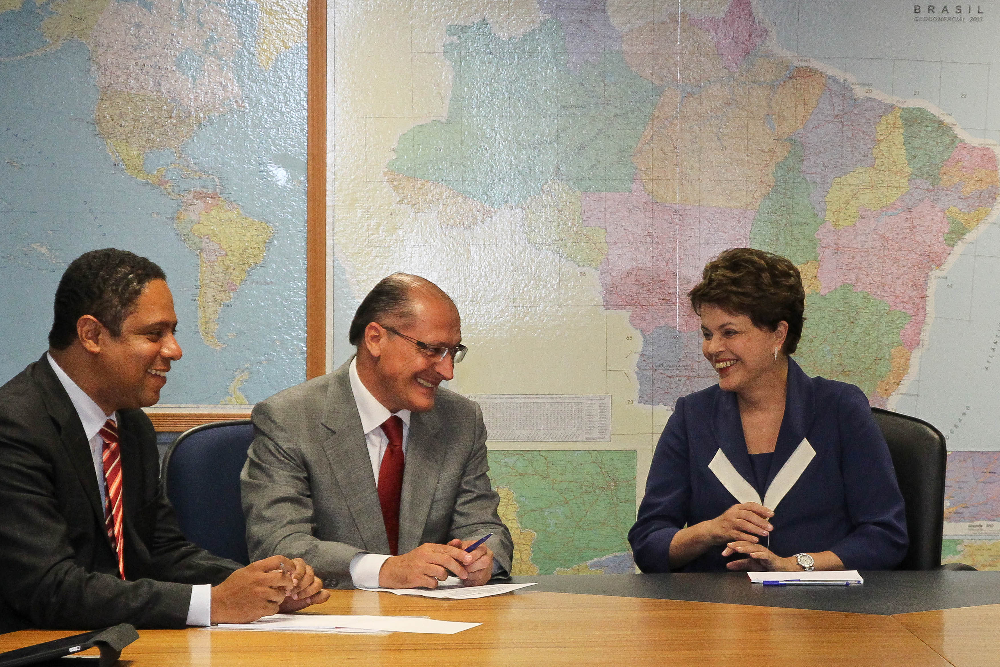 Dilma Rousseff conversa com o ministro Orlando Silva e o governador de São Paulo, Geraldo Alckmin