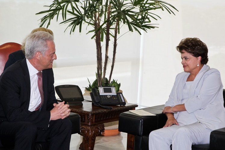 Dilma Rousseff conversa com o ministro dos Transportes, Construção e Desenvolvimento Urbano da Alemanha, Peter Ramsauer 2