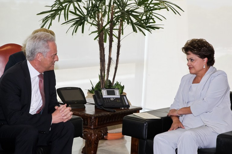 Dilma Rousseff conversa com o ministro dos Transportes, Construção e Desenvolvimento Urbano da Alemanha, Peter Ramsauer 2 Dilma Rousseff conversa com o ministro dos Transportes, Construção e Desenvolvimento Urbano da Alemanha, Peter Ramsauer 2