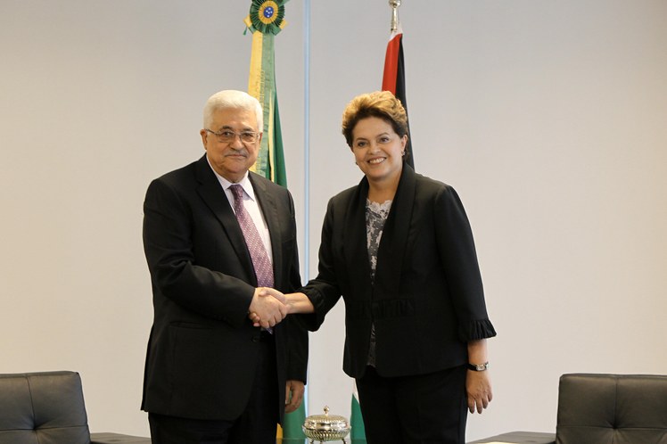 Dilma Rousseff cumprimenta o presidente a Autoridade Palestina, Mahmoud Abbas, em encontro no Palácio do Planalto 2