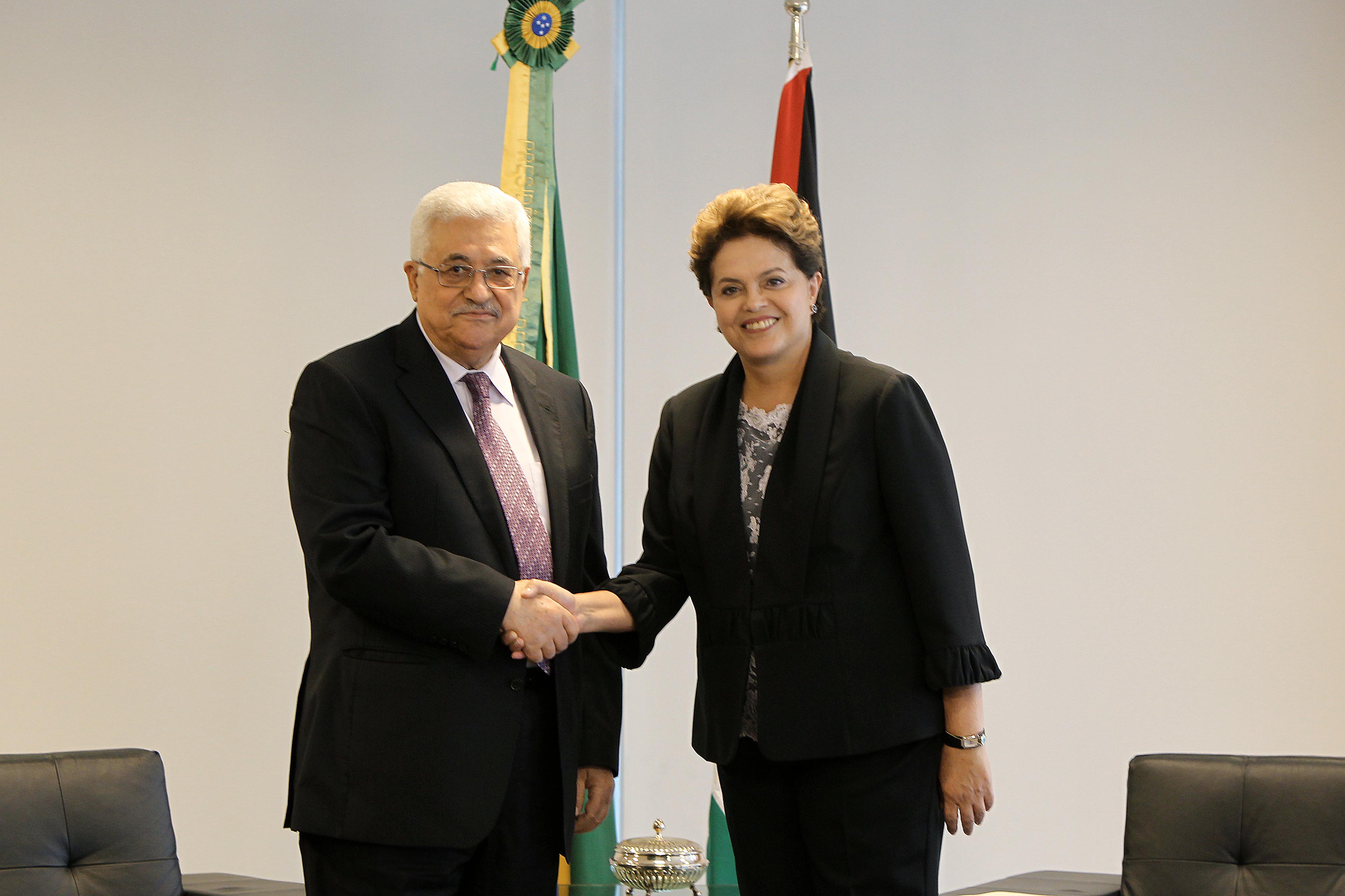 Dilma Rousseff cumprimenta o presidente a Autoridade Palestina, Mahmoud Abbas, em encontro no Palácio do Planalto 2