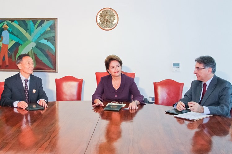 Dilma Rousseff e o presidente da ZTE Corporation, Hou Weigui 1