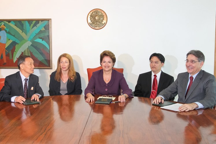 Dilma Rousseff e o presidente da ZTE Corporation, Hou Weigui 2