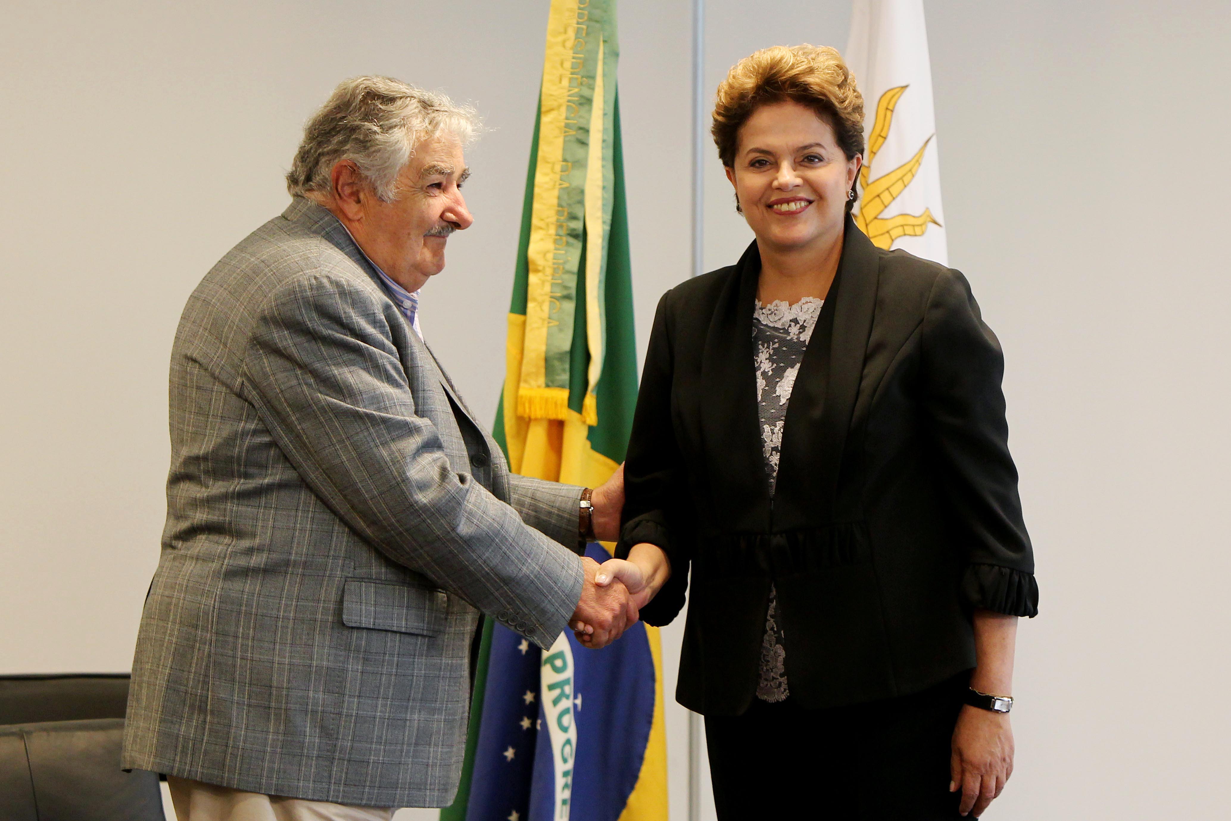 Dilma Rousseff cumprimenta o presidente do Uruguai, José Mujica, em audiência no Palácio do Planalto 2