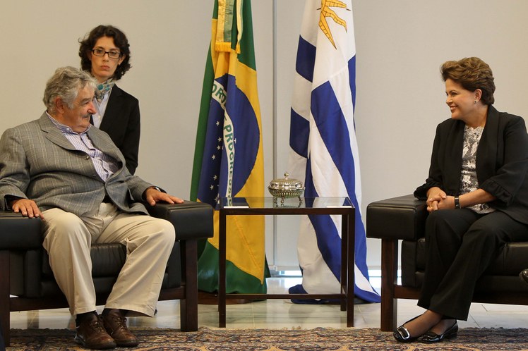 Dilma Rousseff conversa com presidente do Uruguai, José Mujica, no Palácio do Planalto