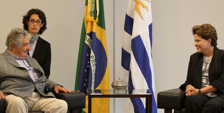 Dilma Rousseff conversa com o presidente do Uruguai, José Mujica