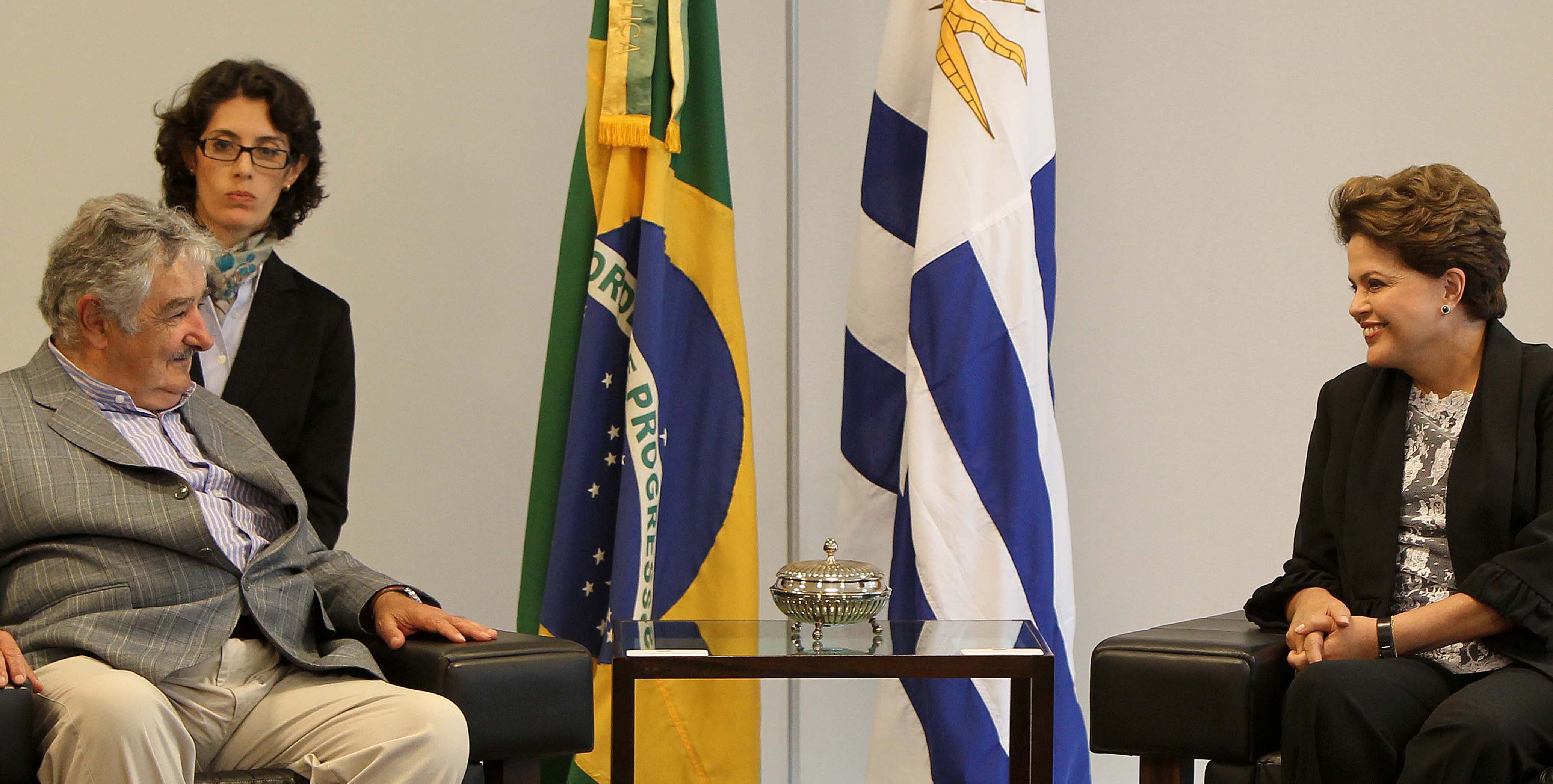 Dilma Rousseff conversa com o presidente do Uruguai, José Mujica