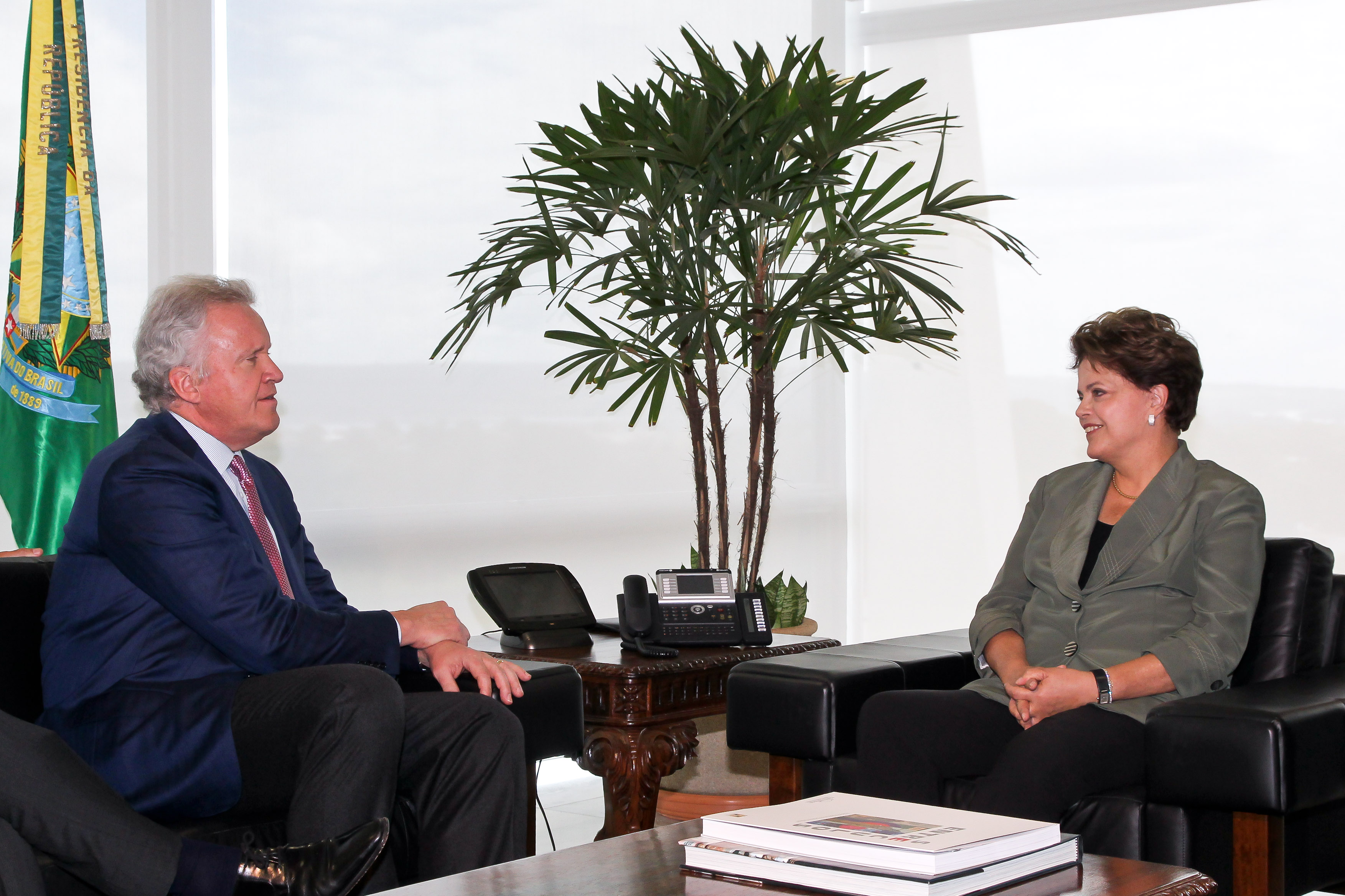 Dilma Rousseff conversa compresidente e CEO mundial da General Electric, Jeffrey Immelt 5