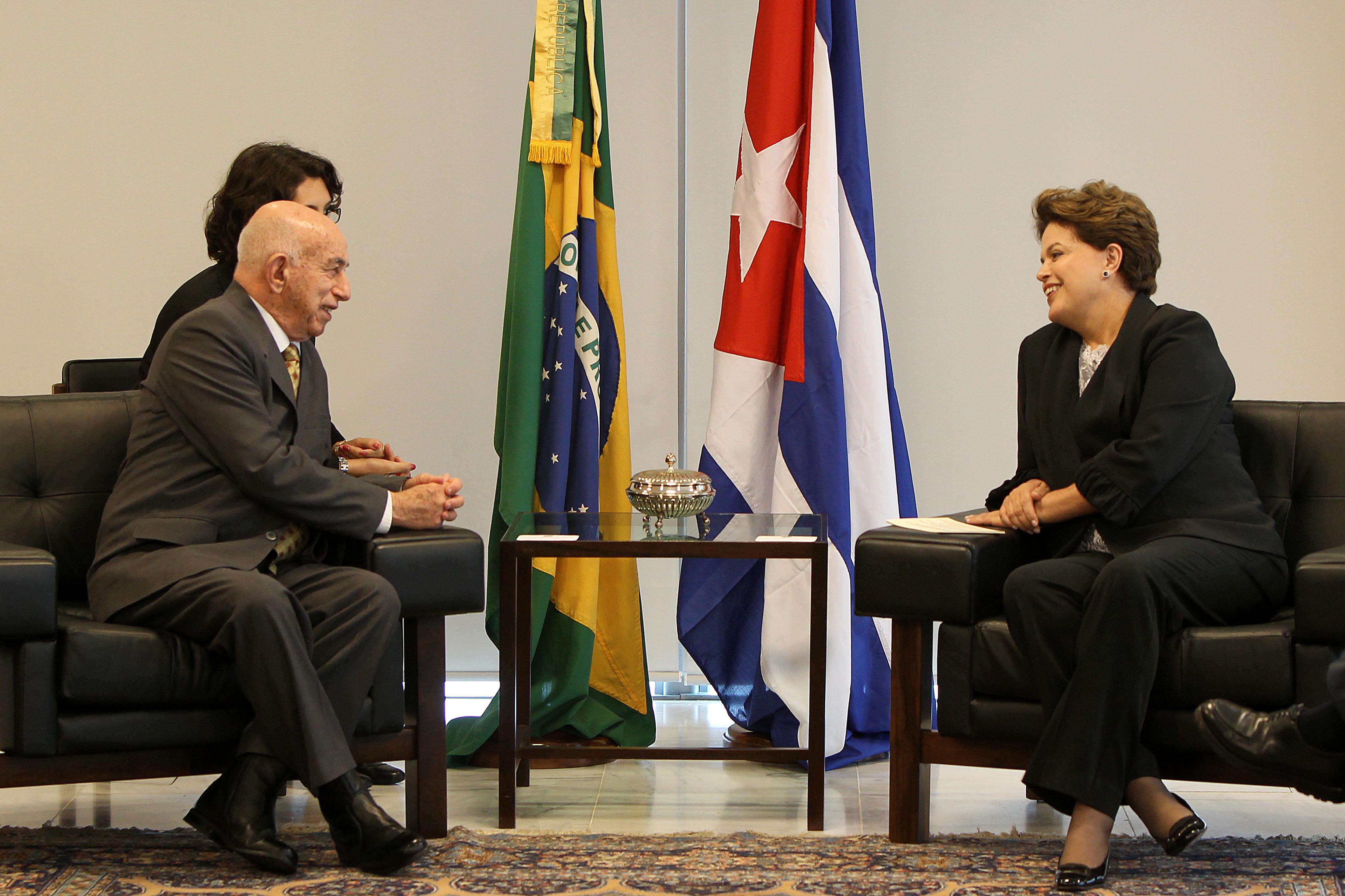 Dilma Rousseff cumprimenta o primeiro vice-presidente de Cuba, José Ramón Machado Ventura 5