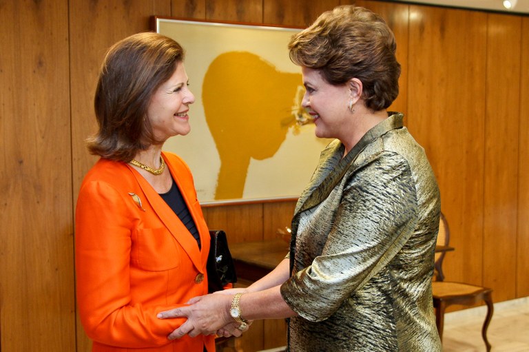 Dilma cumprimenta a  Rainha Silvia, da Suécia 1