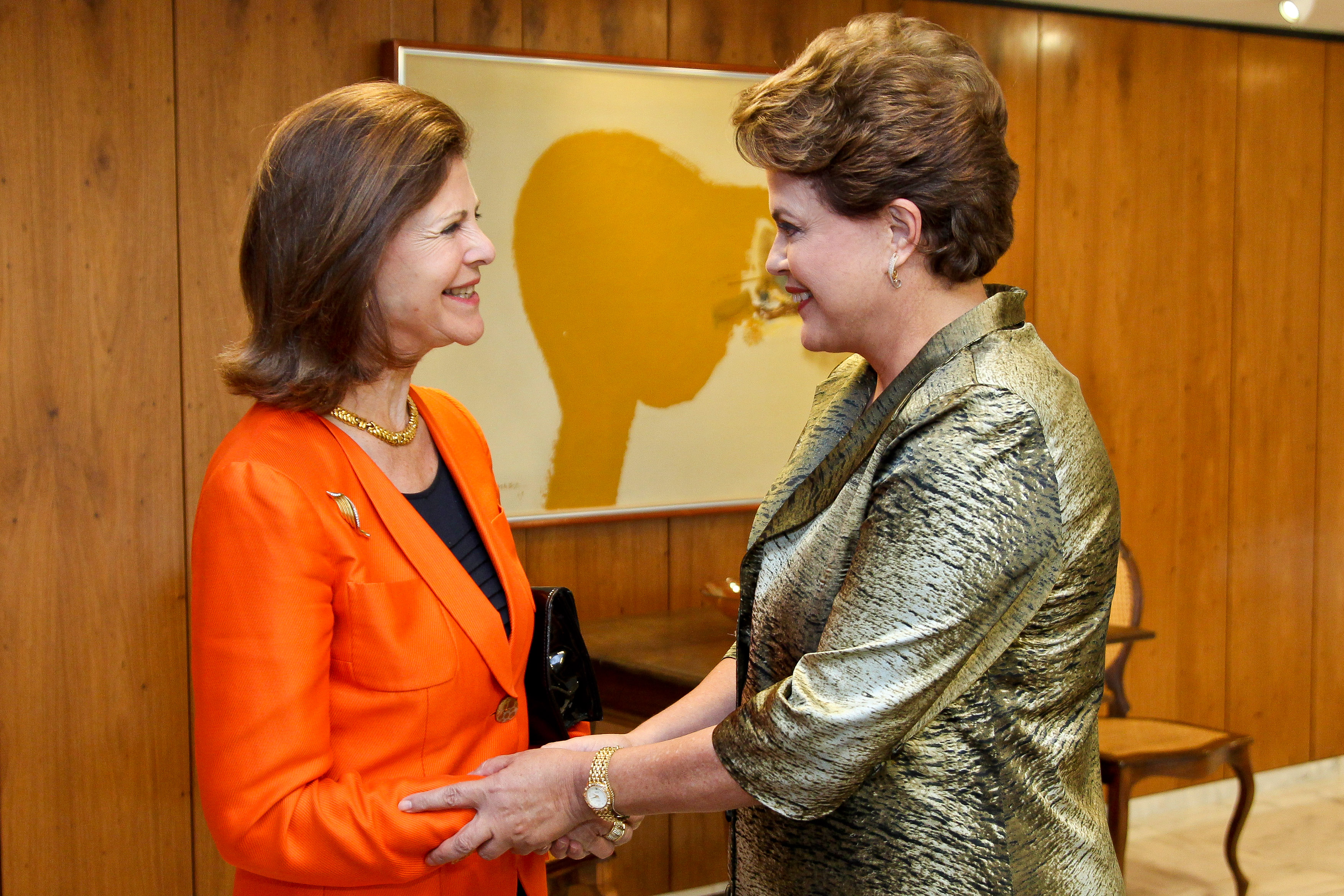 Dilma cumprimenta a  Rainha Silvia, da Suécia 1