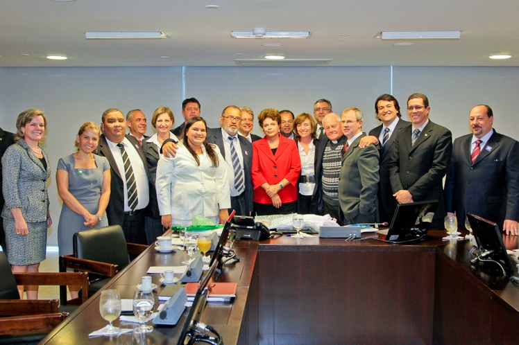 Dilma Rousseff posa para foto com representantes de comunidades terapêuticas