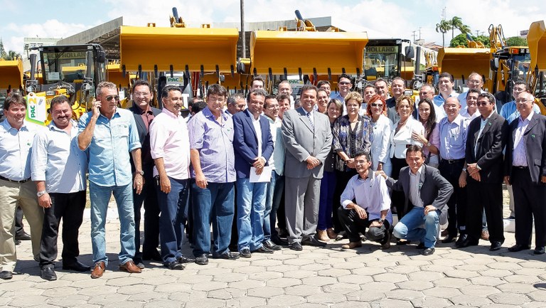 Máquinas motoniveladoras e retroescavadeira a municípios do estado do Rio Grande do Norte - 03